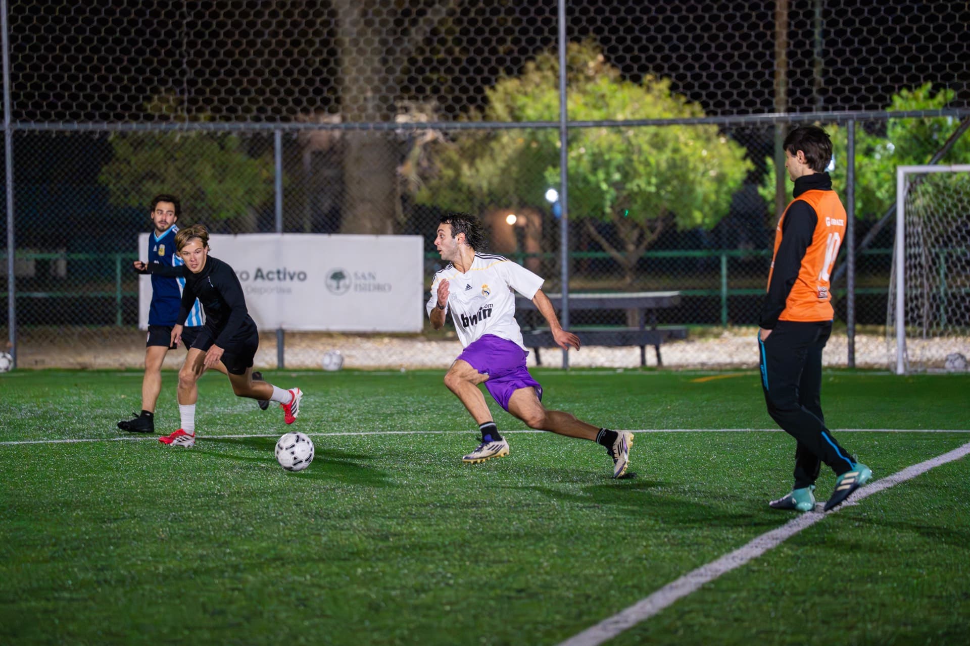 Jugadores disputando una pelota cerca del arco