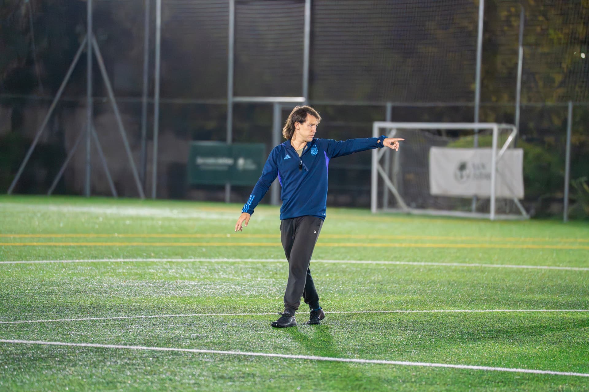 Entrenador dando indicaciones en el campo de juego