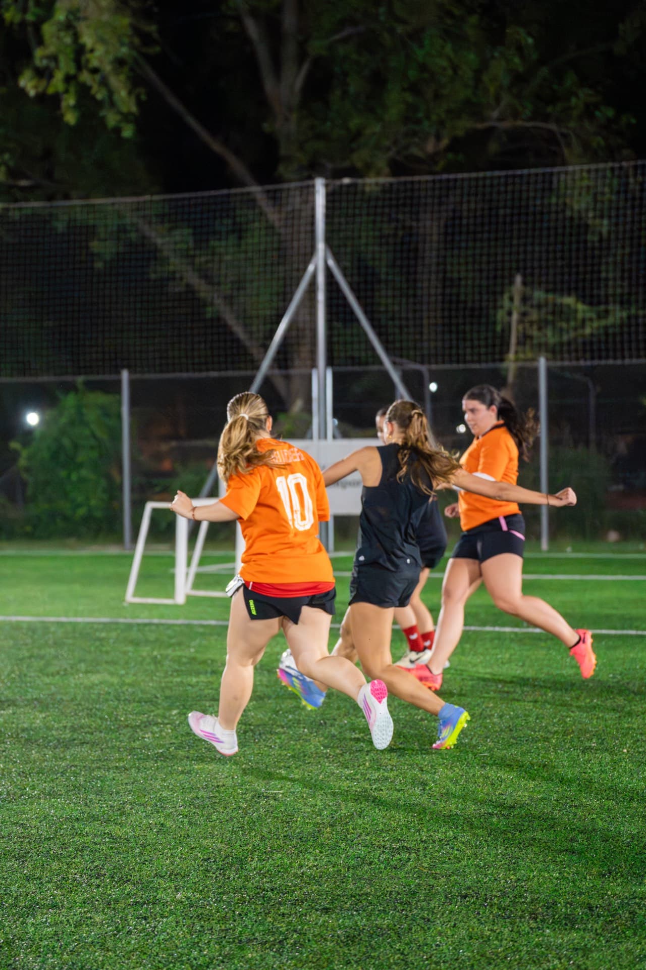 Jugadoras compartiendo una jugada en la cancha